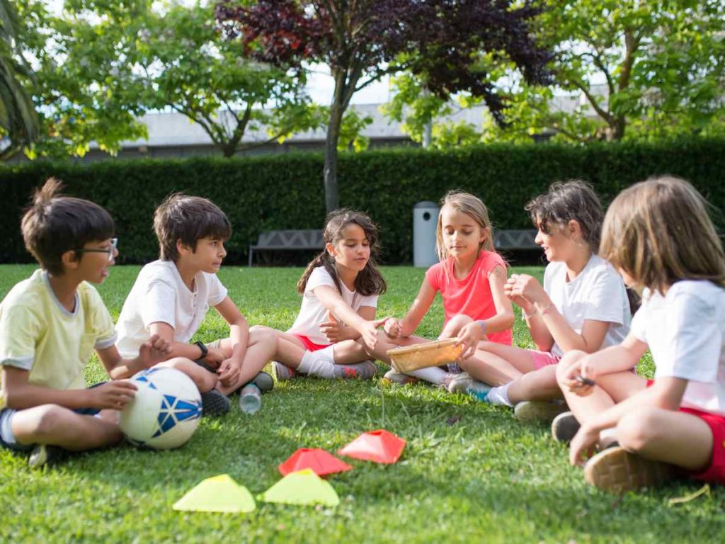 bambini in cerchio fanno le squadre