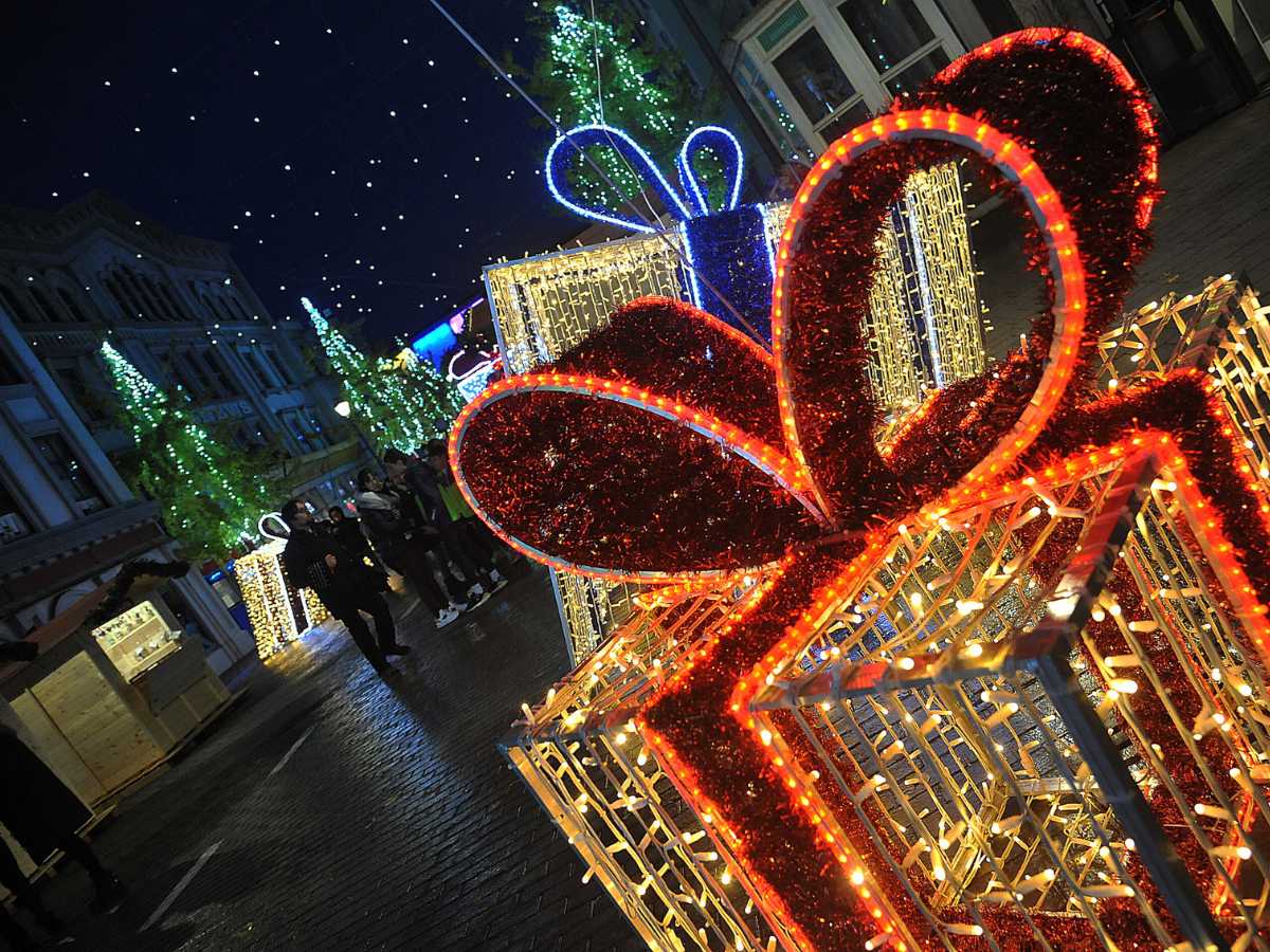 grandi pacchi regalo luminosi a Cinecittà World