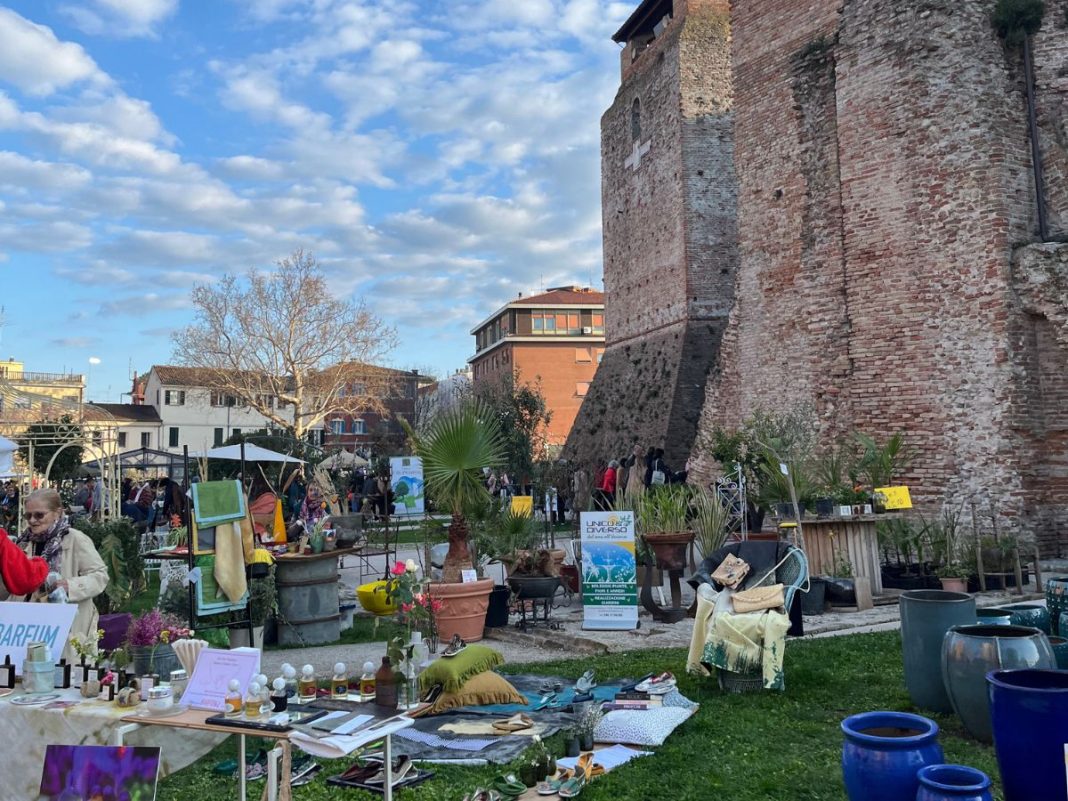 giardini d'autore bancarelle con fiori e accessori artigianali