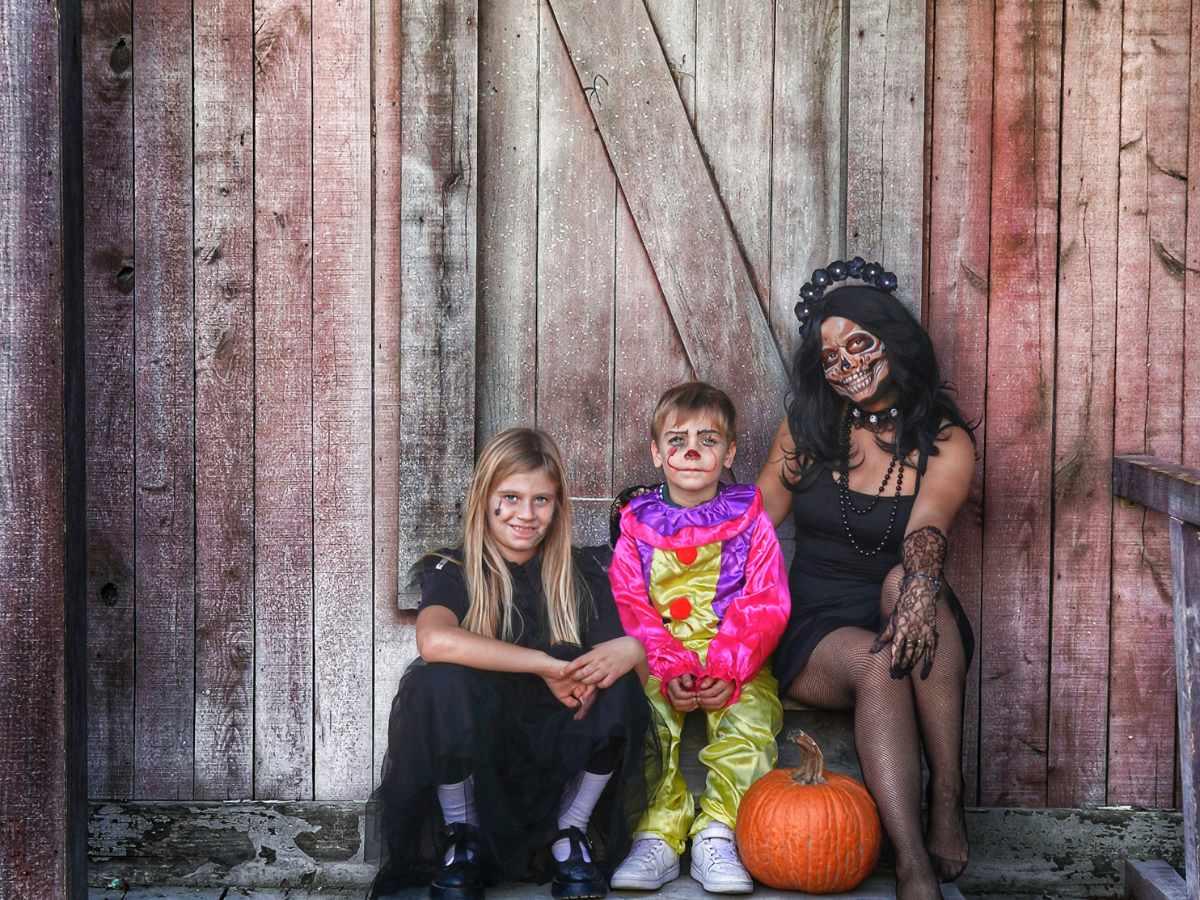 bambina e personaggi ad halloween cinecittà