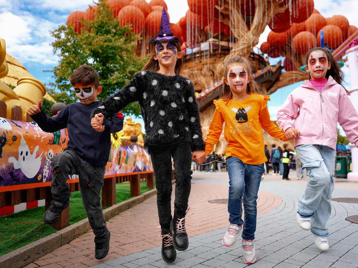 bambini corrono nei viali di gardaland ad halloween