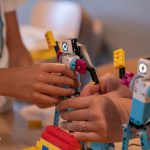 bambini con robot di lego