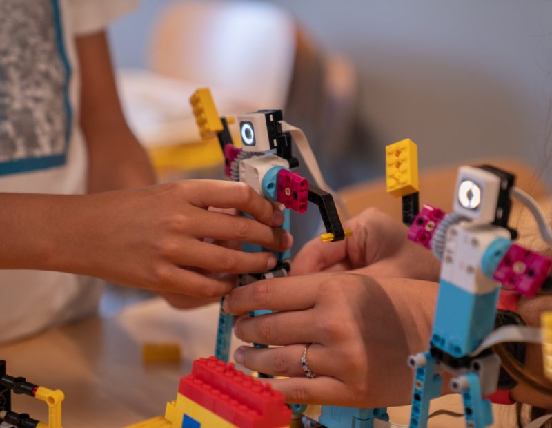 bambini con robot di lego
