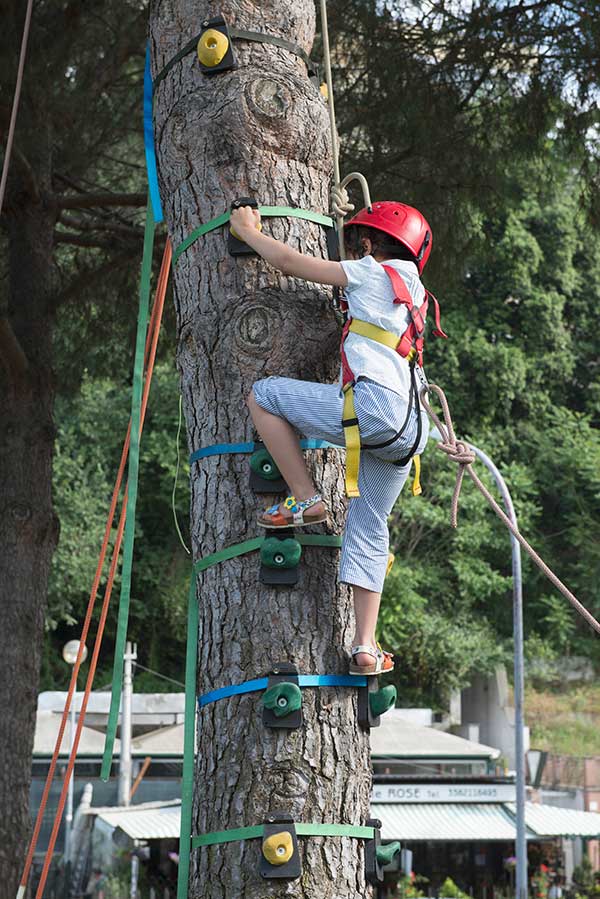  Festival del Verde e del Paesaggio bambina si arrampica su un albero