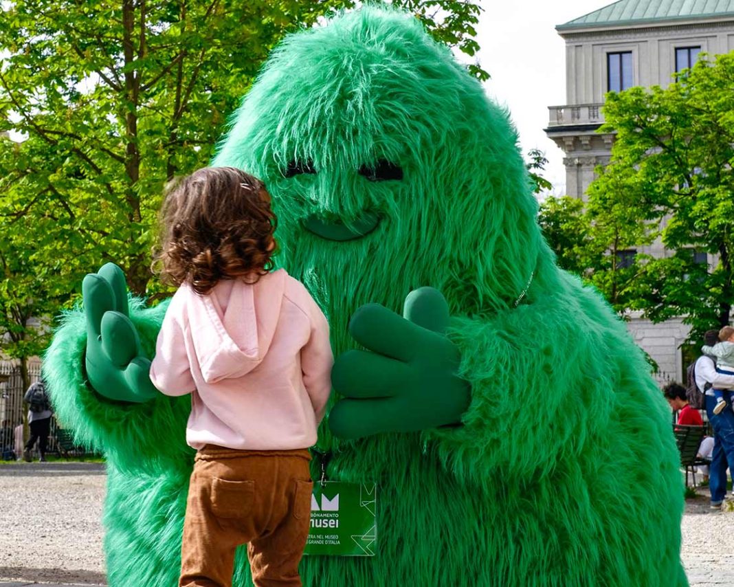 Musy il grande pupazzo verde e peloso mascotte di abbonamento musei L ombardia