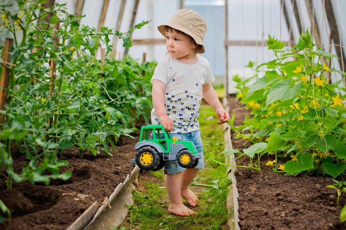 bambino gioca in un orto- eventi bambini piemonte ad aprile