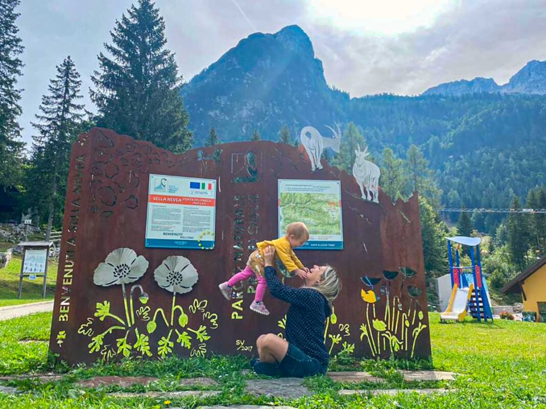mamma e bambina in un prato del Friuli Venezia Giulia