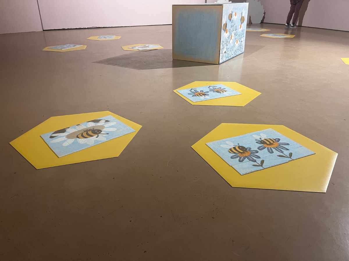 allestimento con puzzle a tema api alla mostra per bambini di immaginante