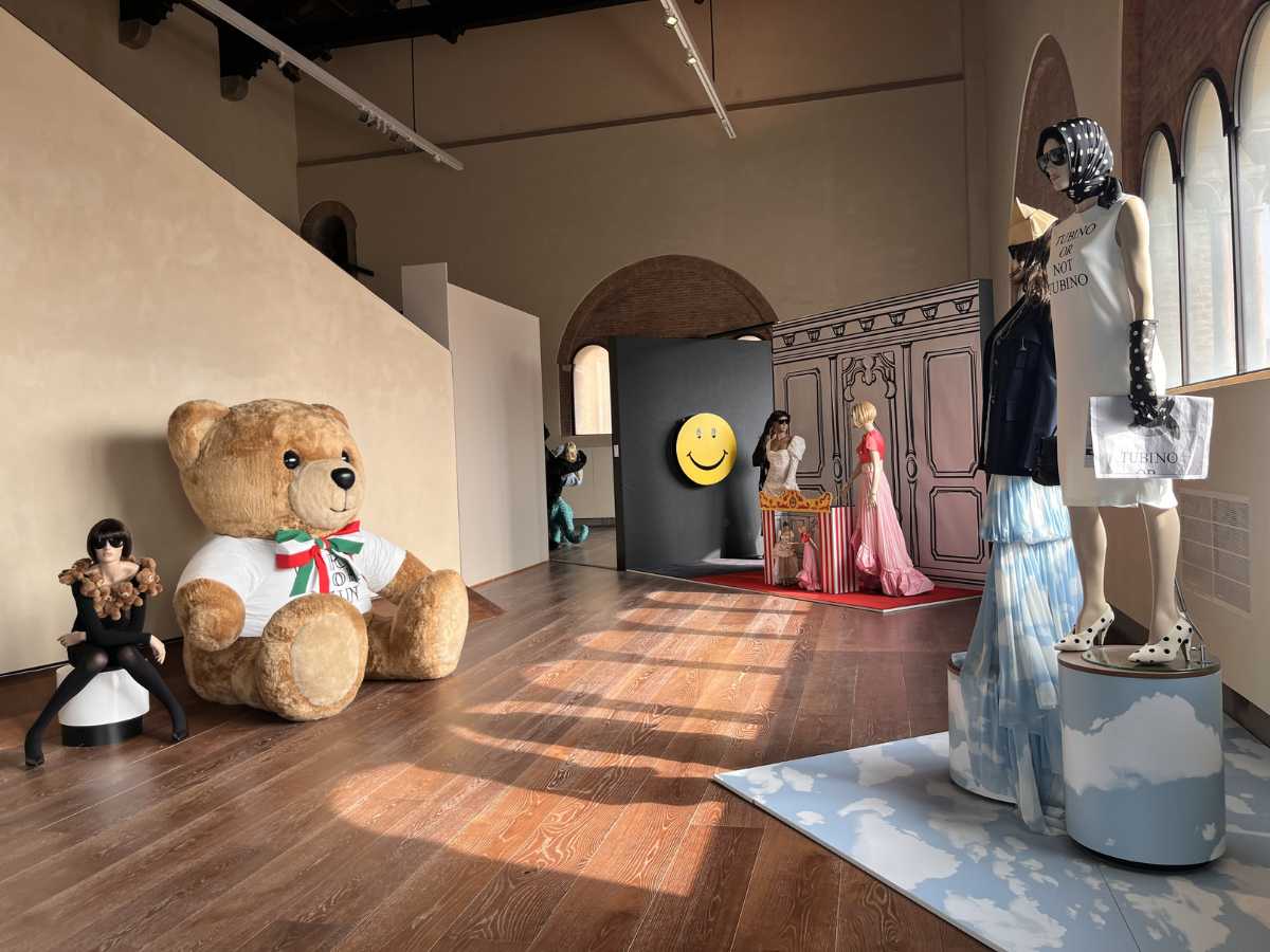 maxi orso e abiti Moschino alla mostra sulla moda a Rimini, da vedere con bambini