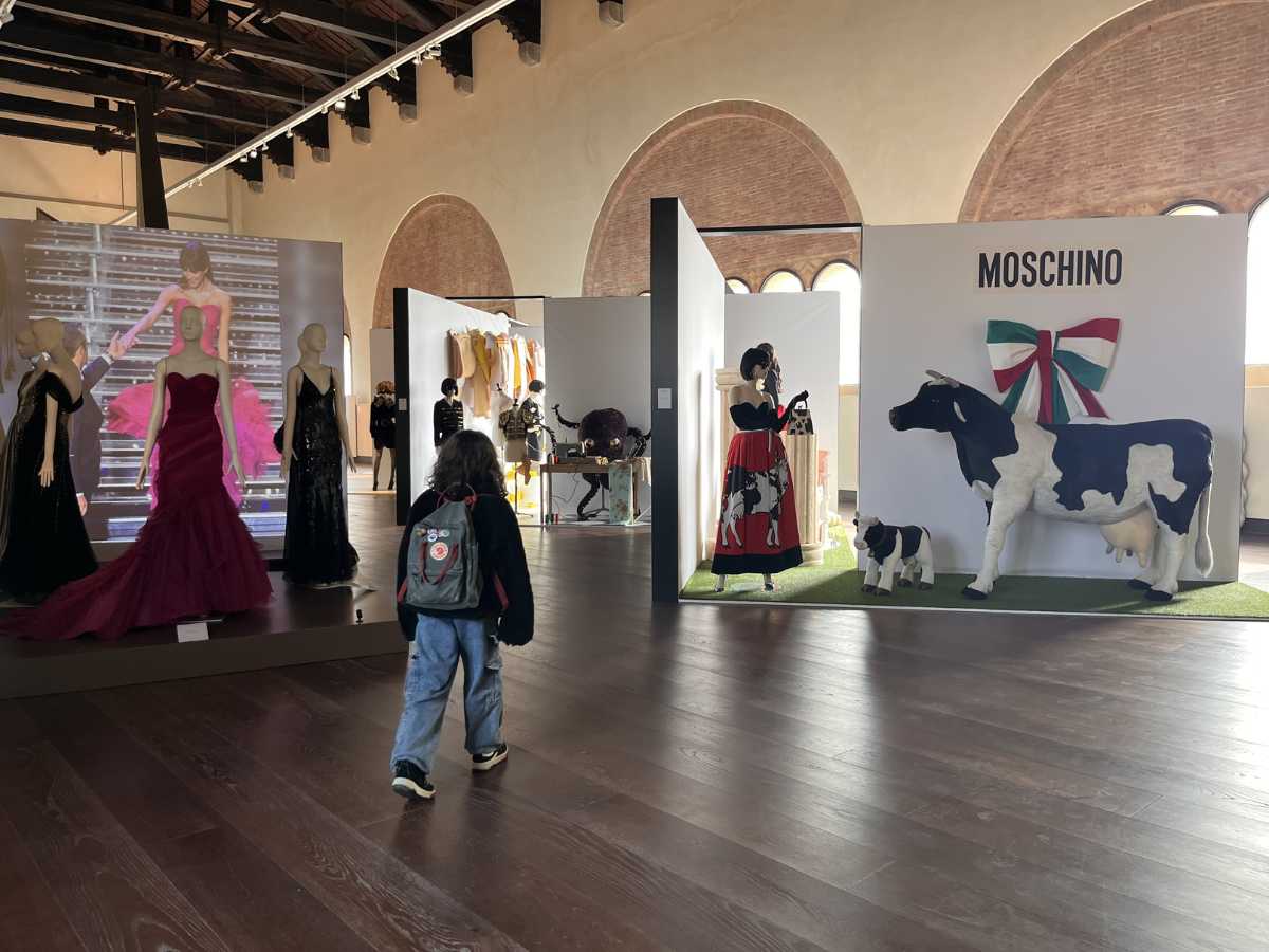 bambina alla mostra Riviera dream vision, tra le mostre da vedere in Emilia Romagna