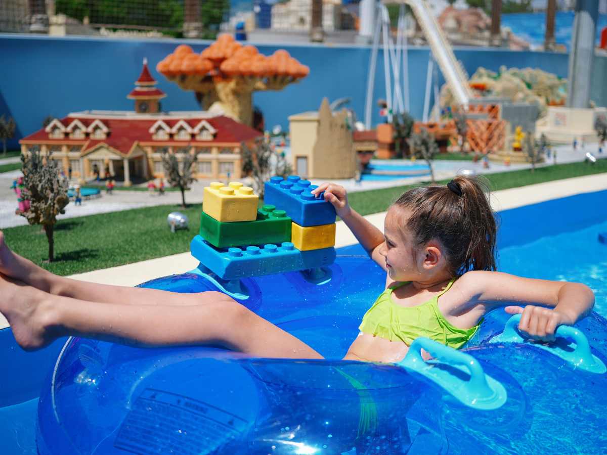 bambini giocano in un parco divertimenti del lago di Garda con giochi d'acqua