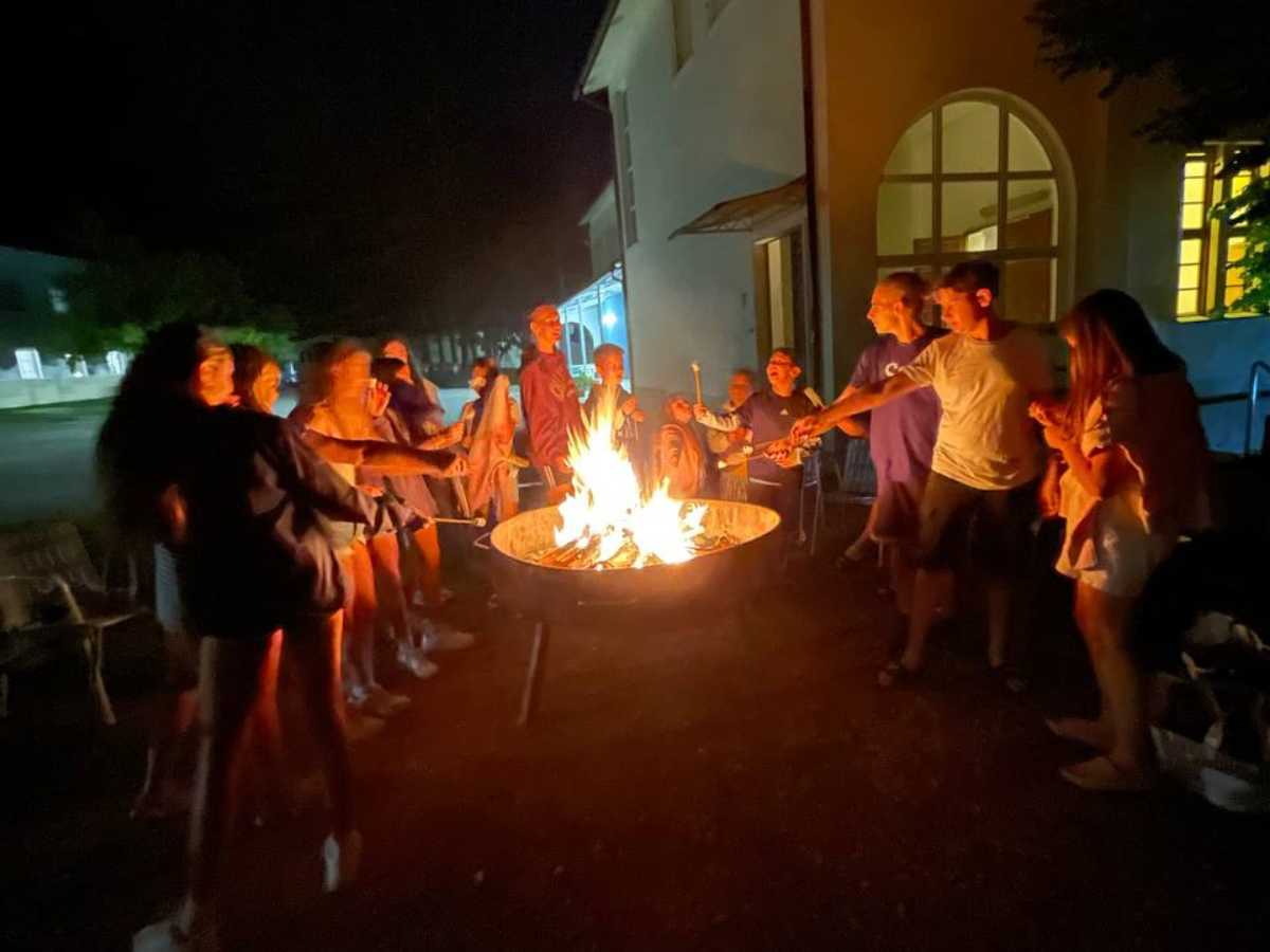 attività serali davanti al fuoco allo sportcamp trentino residenziale