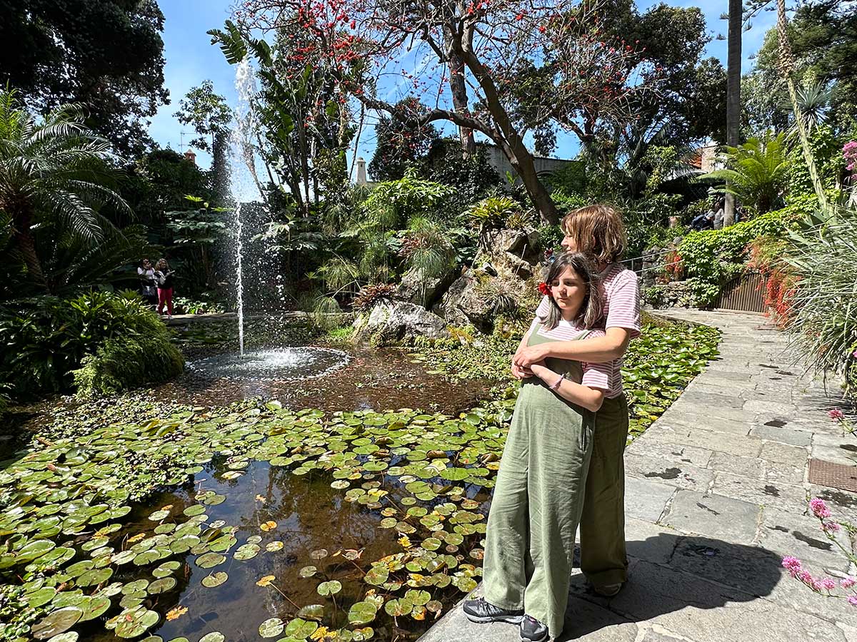 giardini della Mortella fontana con mamma e bambina