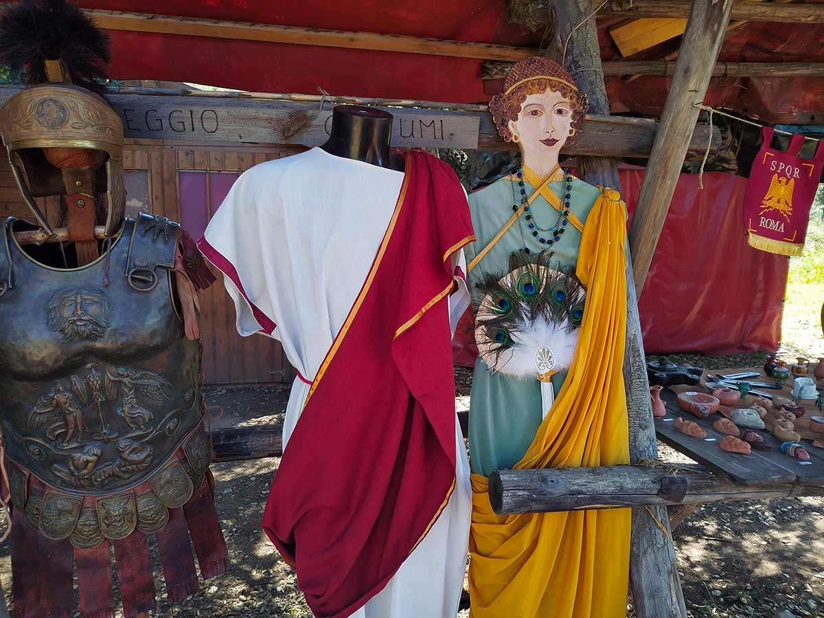 vestiti antichi romani su manichini