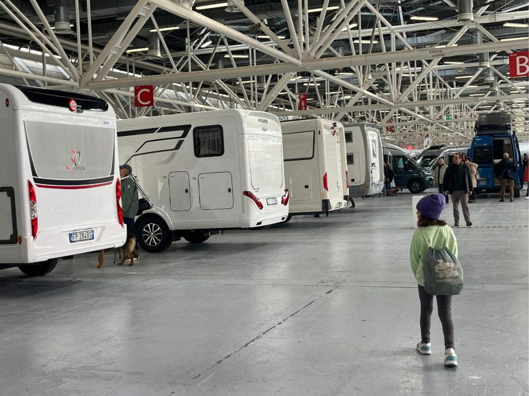bimba in fiera con i camper