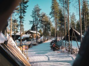 villaggio finlandese con slitta con le renne