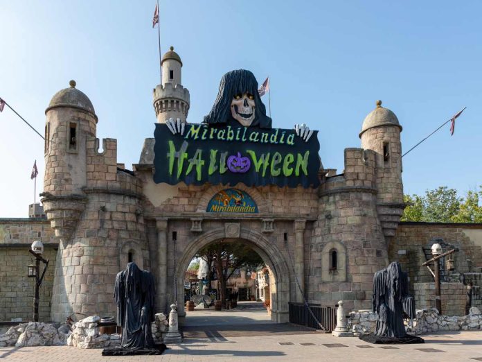 ingresso mirabilandia allestito per halloween