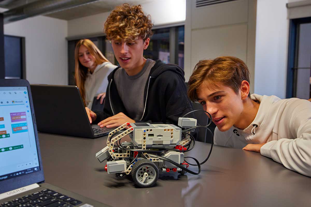 laboratori STEP Milano ragazzi con robot