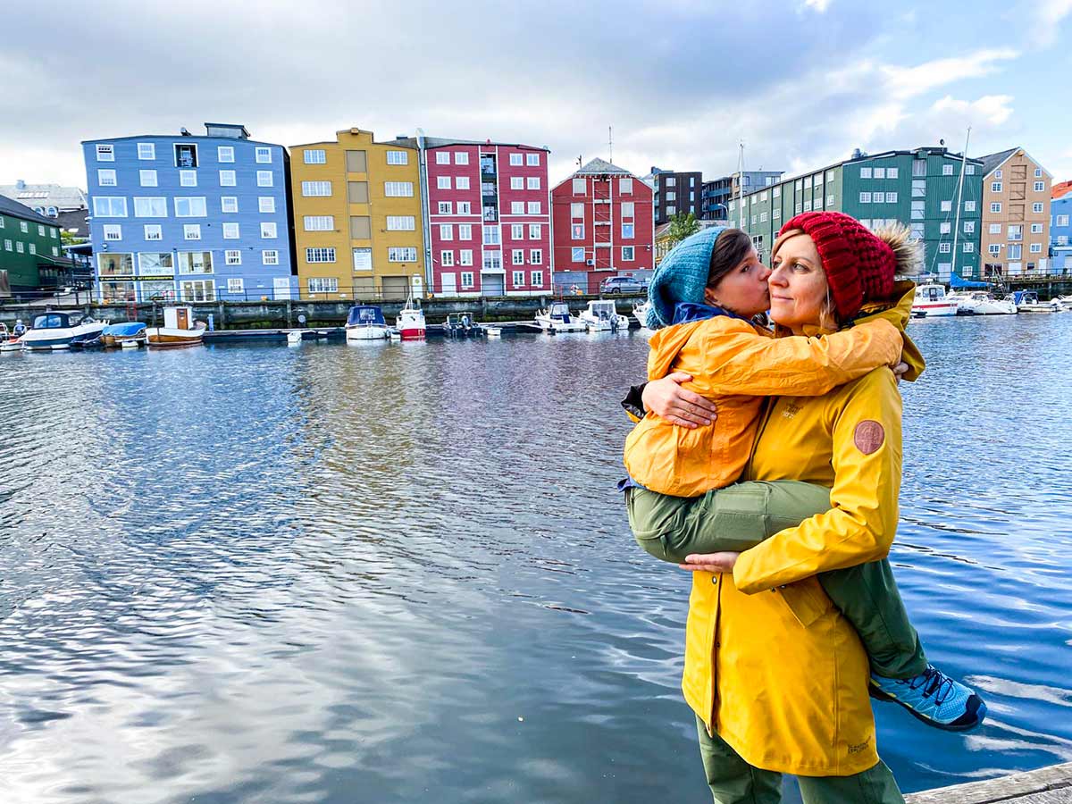 Mamma con bambina, entrambe con cappotti gialli, immagine simbolica sito di viaggi per bambini