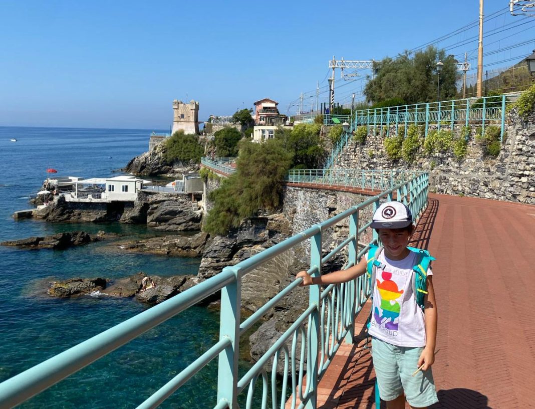 bambino in liguria d'estate a nervi