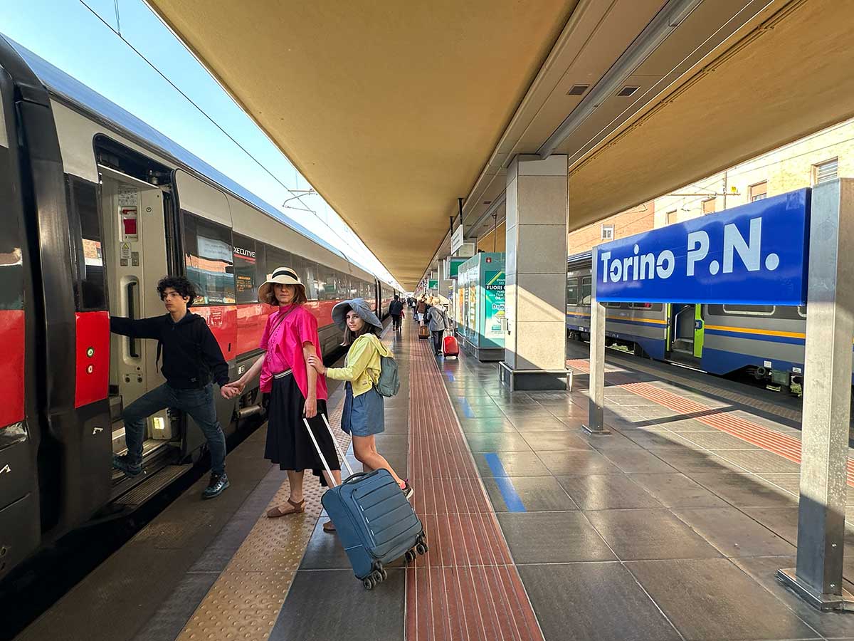 mamma con bambini alla stazione 