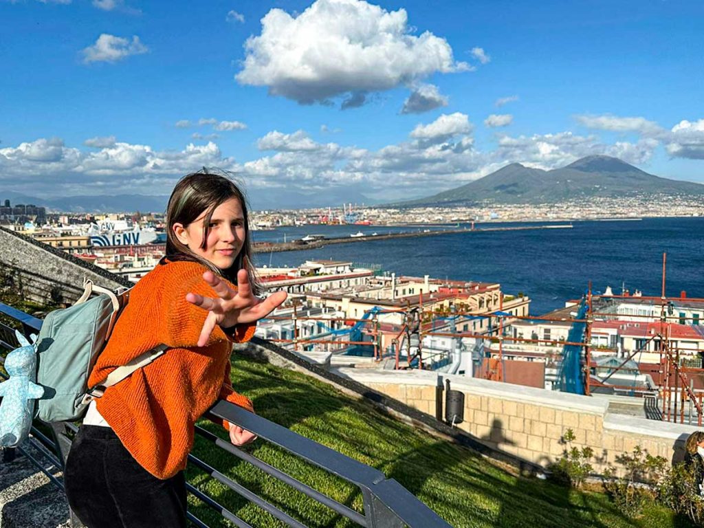 Bambina davanti al panorama del Vesuvio su Monte Echia