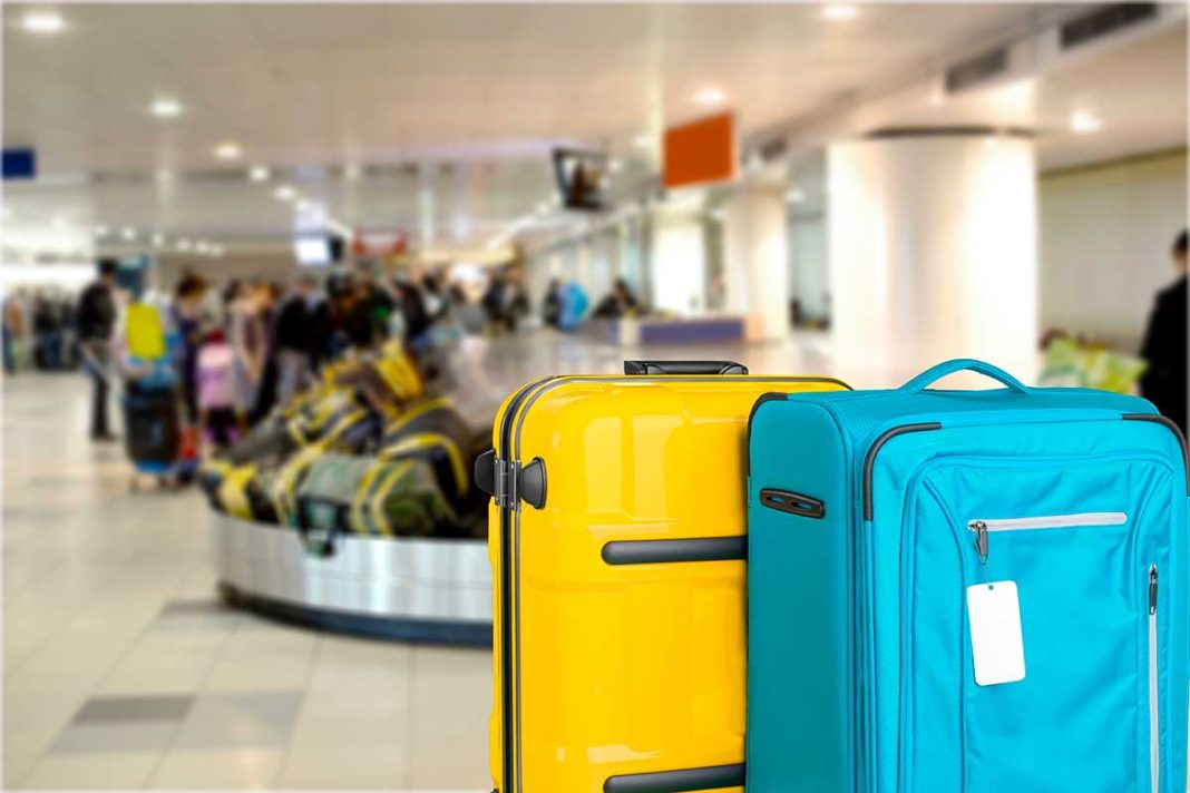 Valigie in aeroporto, immagine simbolica per illustare un articolo sull'assciruazione bagaglio