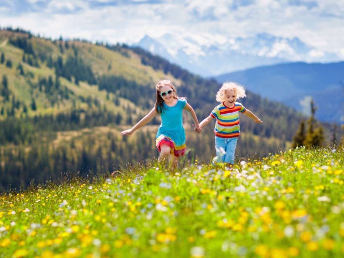 eventi giugno trentino alto adige bambini corrono nei prati