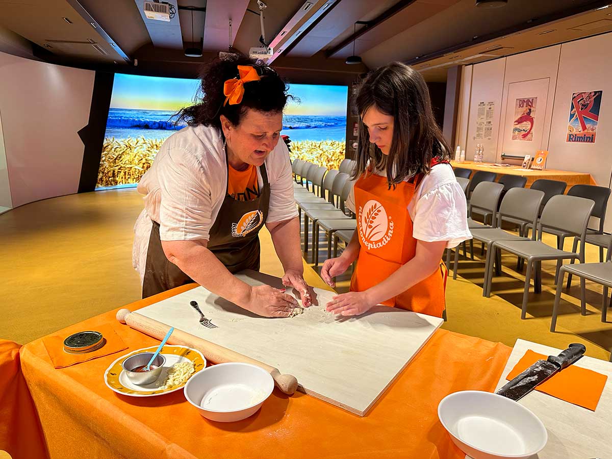bambina prepara la piadina