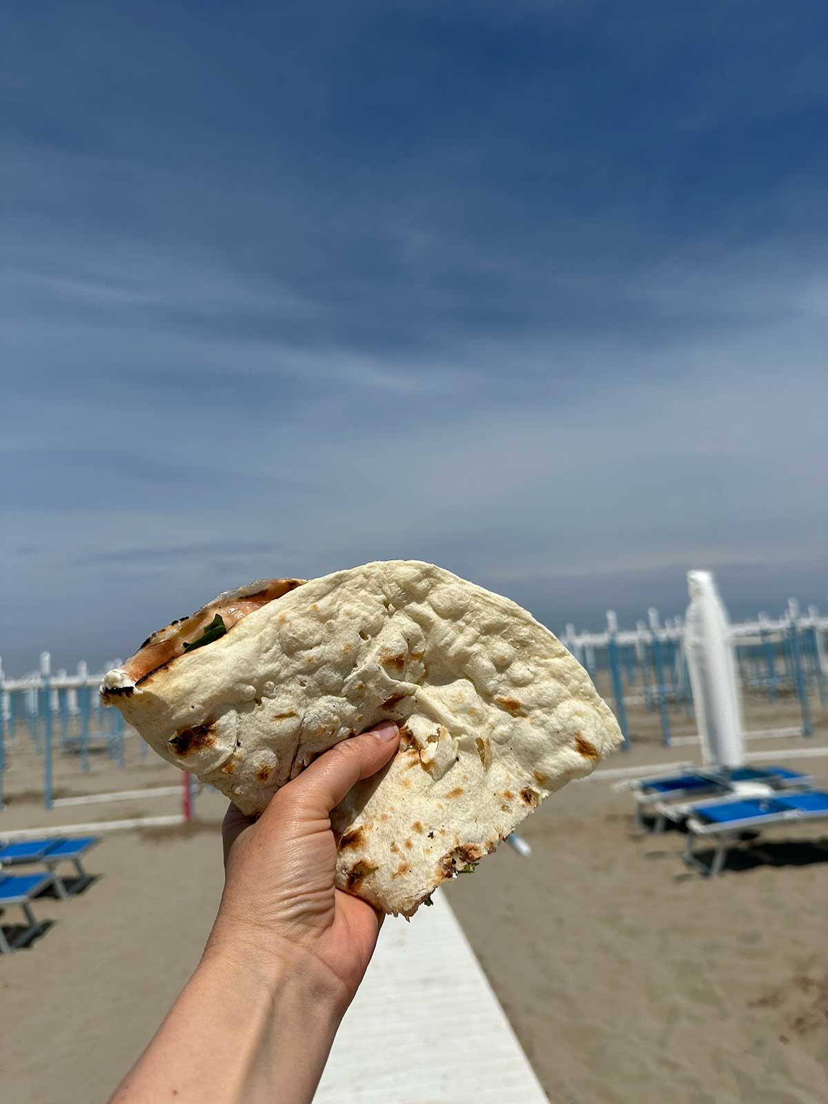 piadina e sullo sfondo la spiaggia
