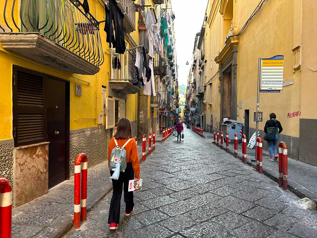 ragazzina cammina in un vicolo di Piazzofalcone