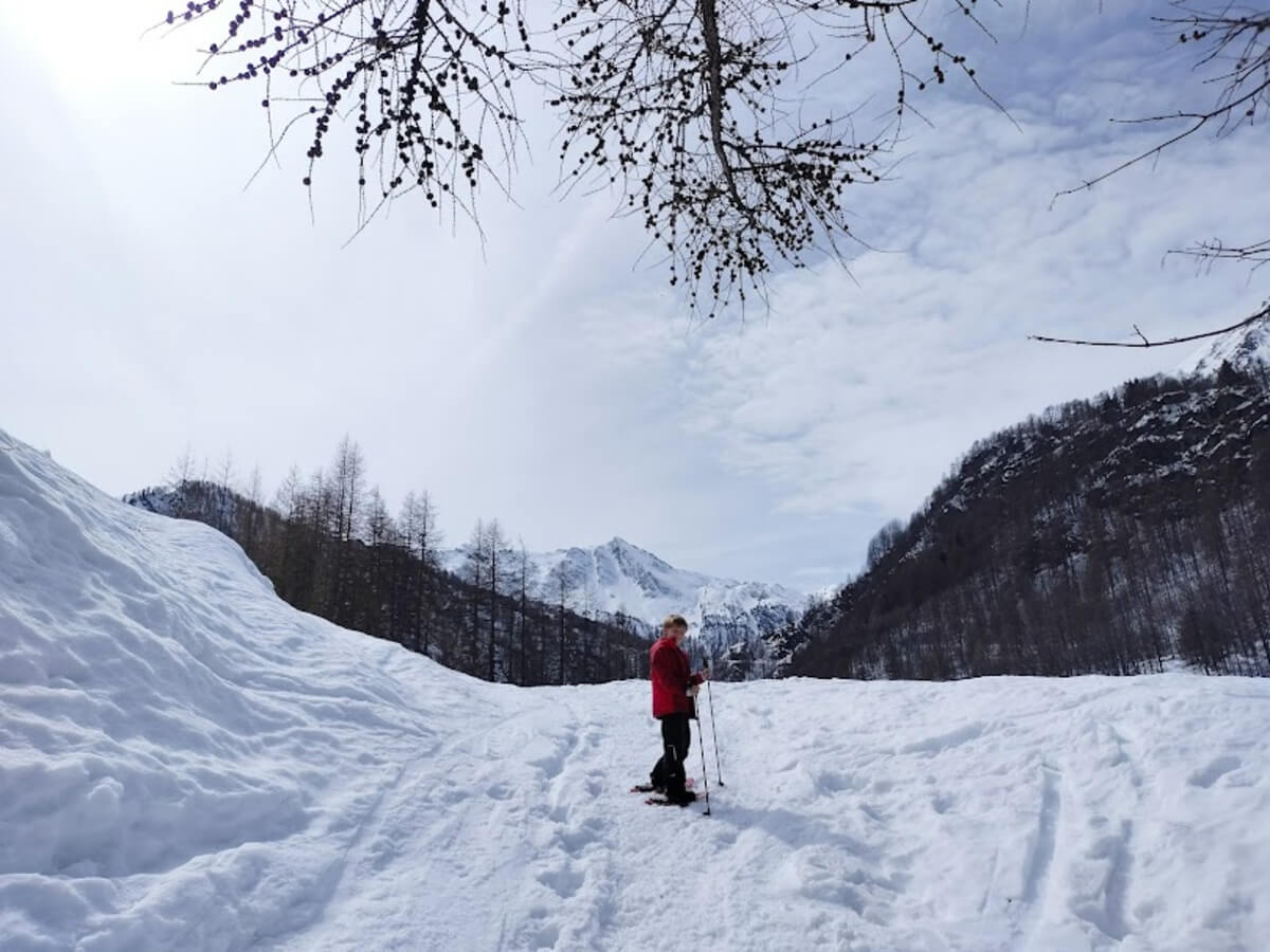 bambino nella neve prali val germanasca