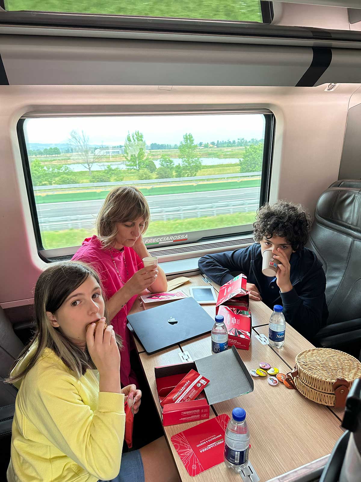 mamma con bambini in treno