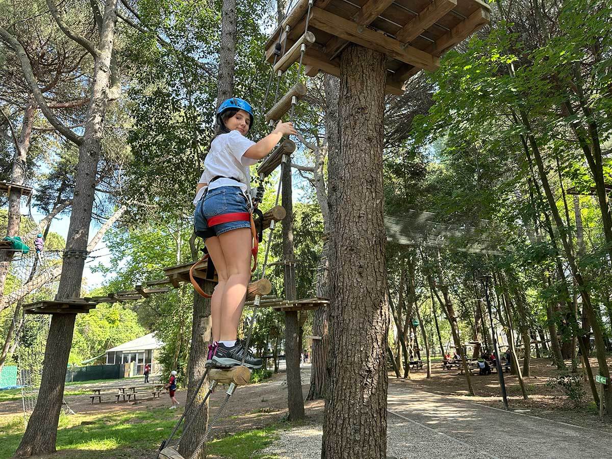 bambina in parco avventura sale la scaletta