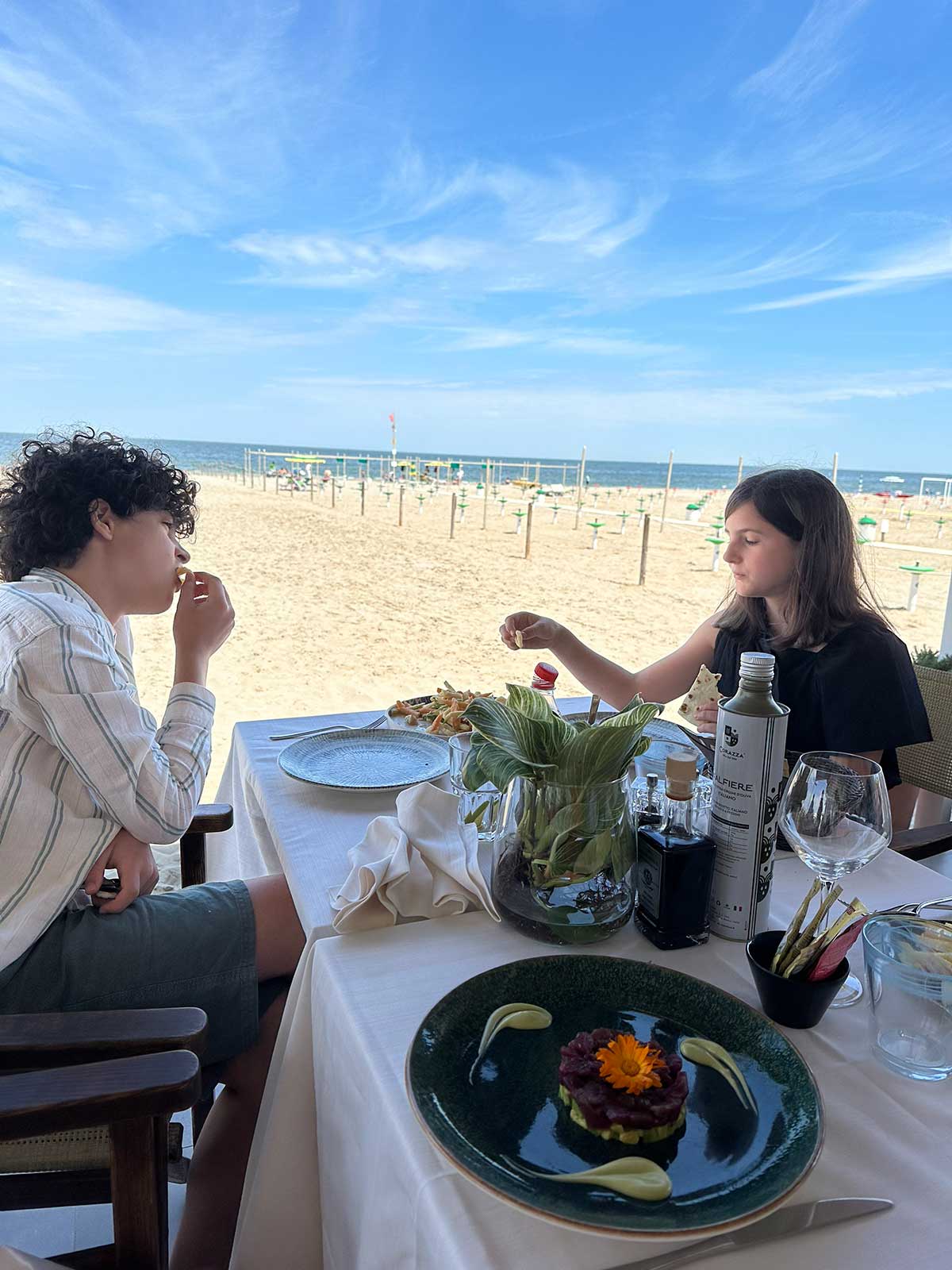 bambini mangiano sulla spiagga
