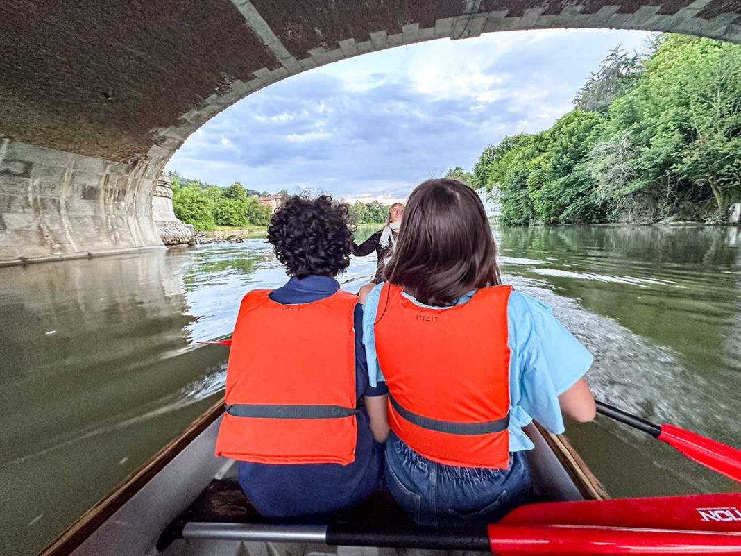 bambini canoa sul po
