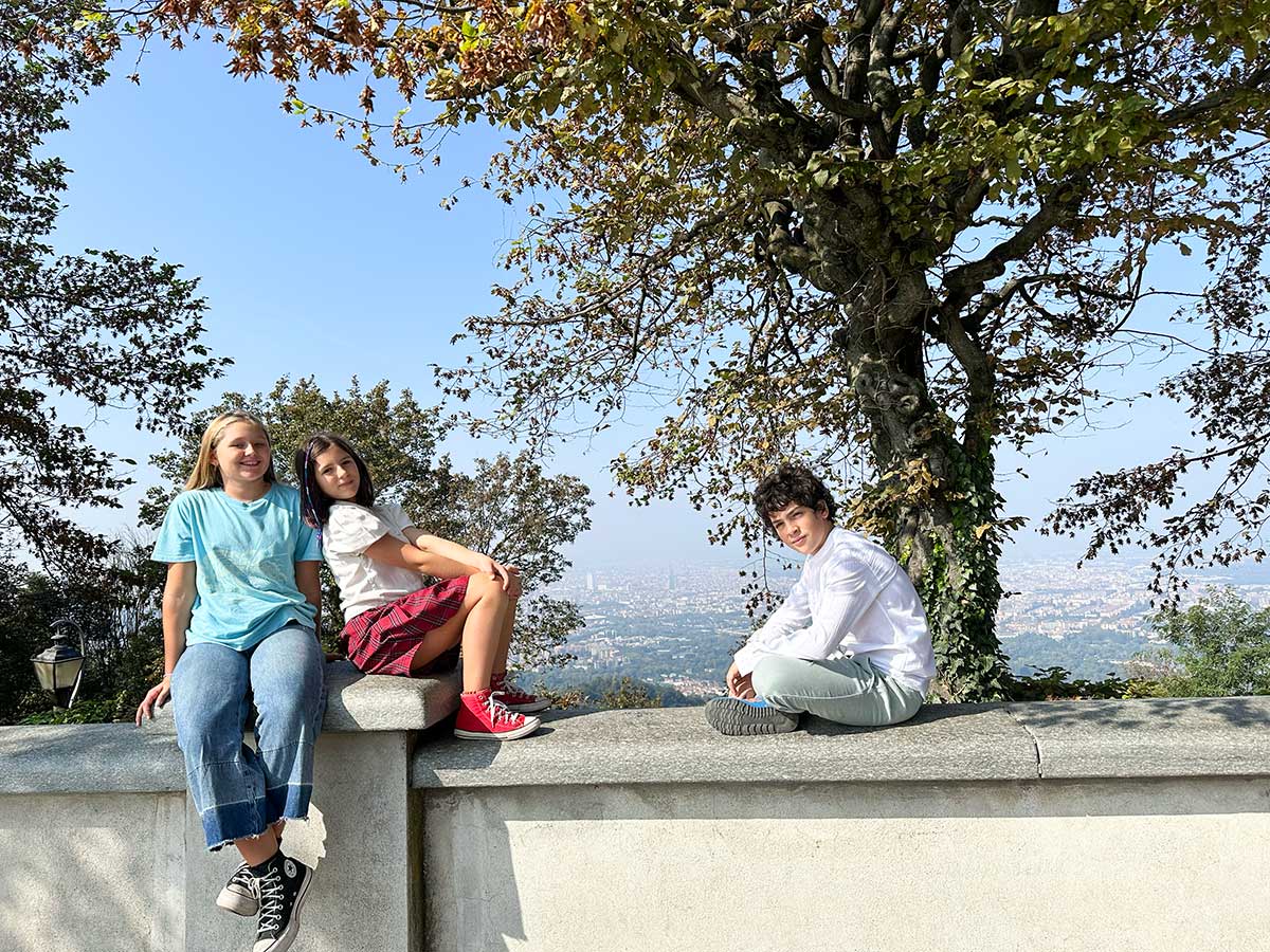 ragazzini sul belvedere di Superga