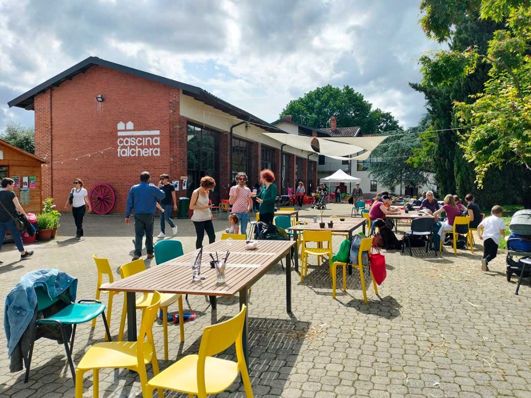 persone nel cortile cascina falchera