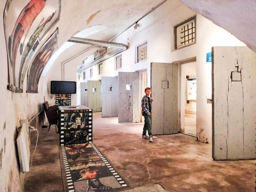 bambino nelle sale del museo memoria carceraria castiglia saluzzo