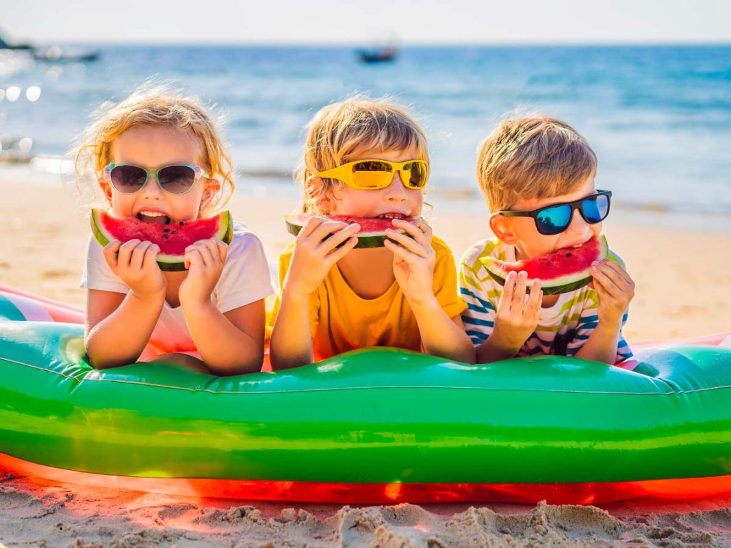 bambini al mare mangiano anguria pe rl'agenda eventi bambini napol