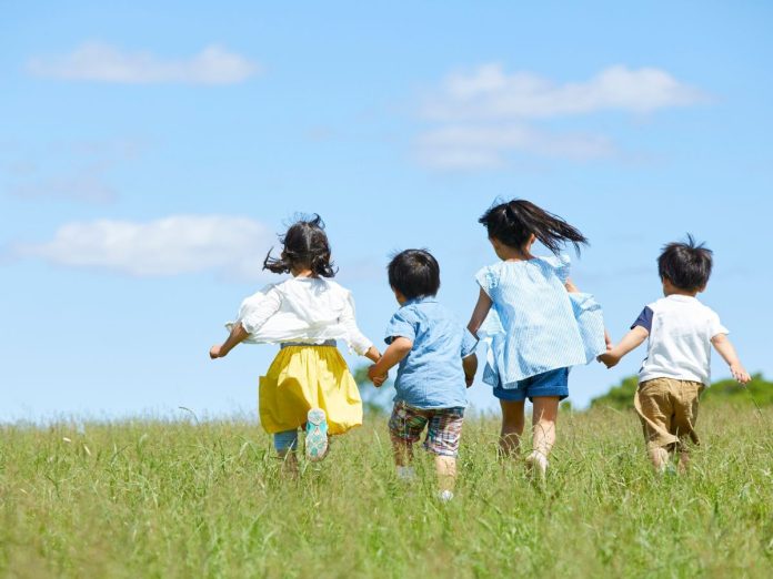 bambini corrono nel prato