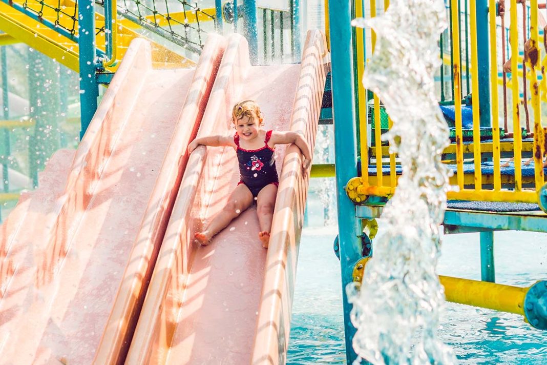 bambina in uno dei parchi acquatici del Piemonte