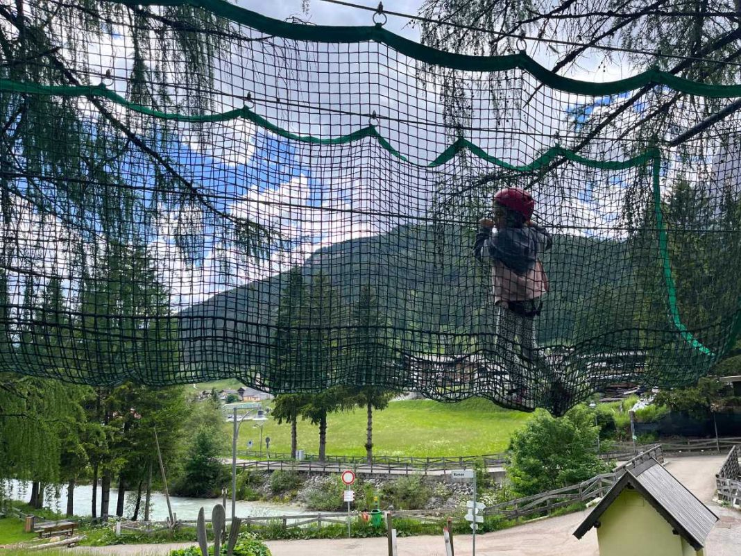 bimba su un percorso sugli alberi