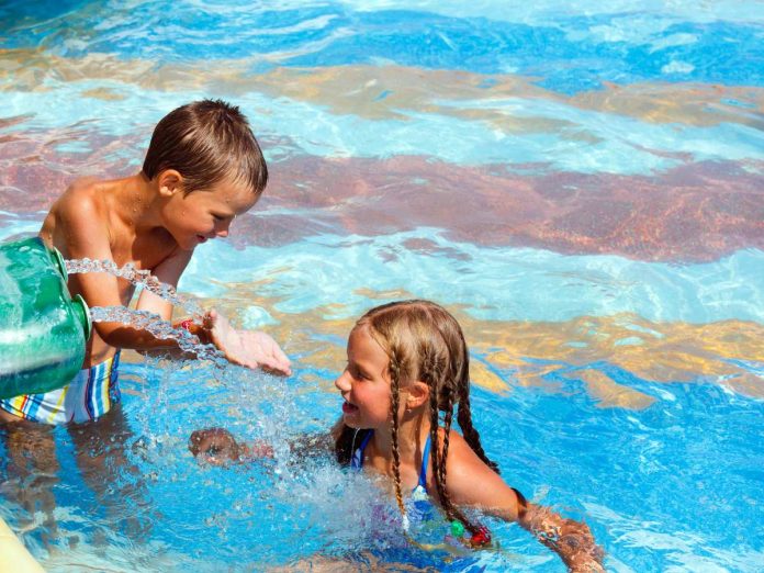 bambini in piscina
