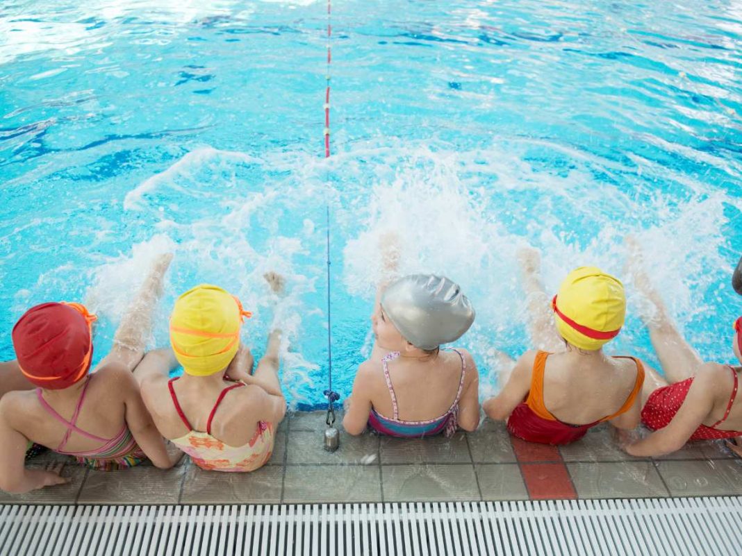 bambini in piscina