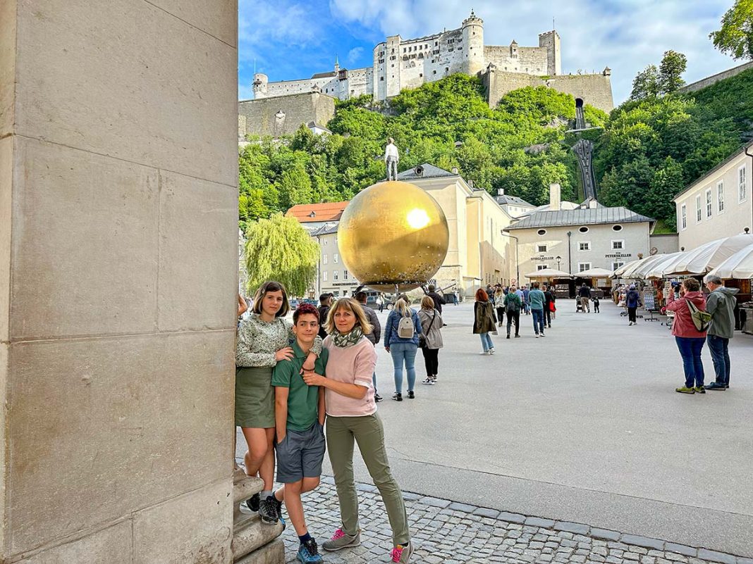 salisburgo cosa vedere. Famiglia in posa davanti a Sphera, monumento simbolo di Salibsurgo