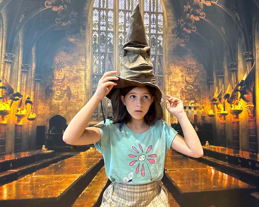 Bambina con cappello parlande di Harry Potter a Londra