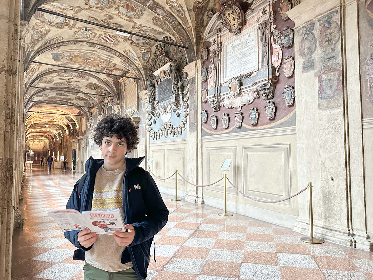 Bambini nel pavaglione dell'Archiginnasio