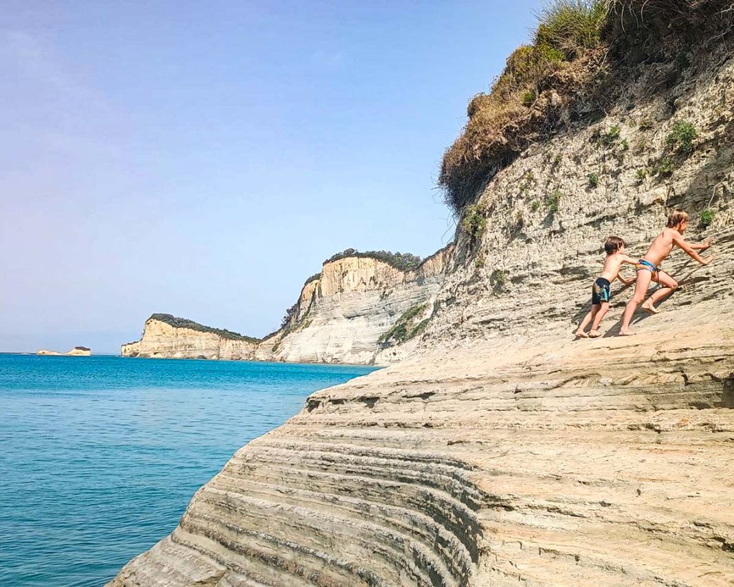 bambini su una scogliera di Corfù