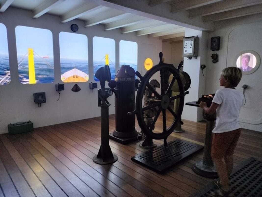 bambino guida simulatore nave al museo navale imperia